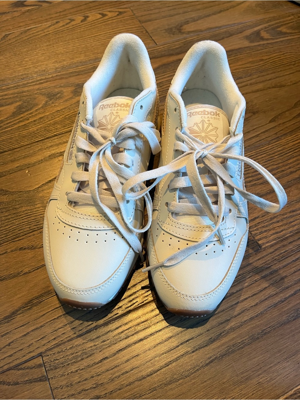 Reebok womens Classic Sneakers in Off-White and Gum